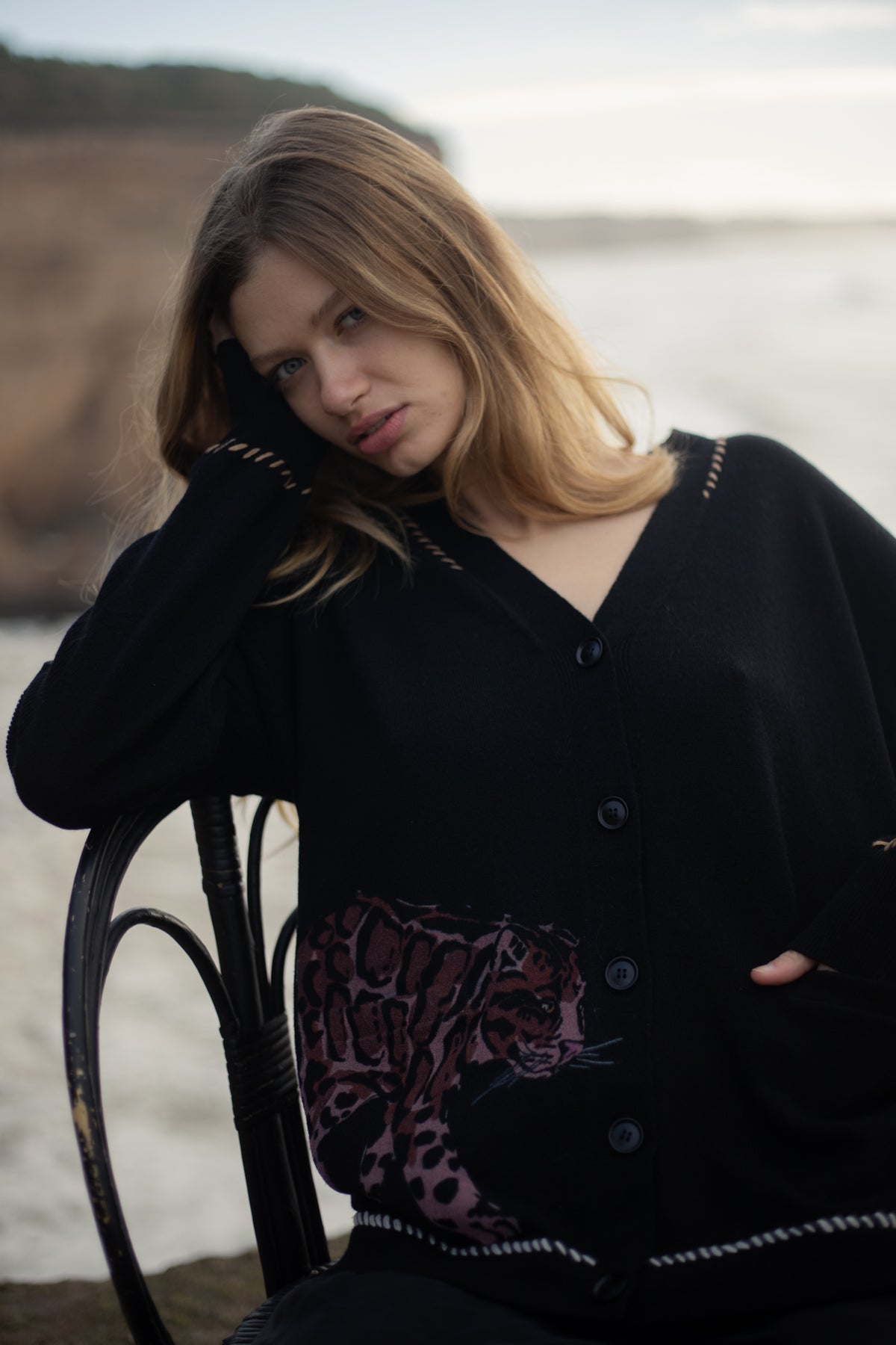 Cardigan Snow Leopard Black | lassurenas